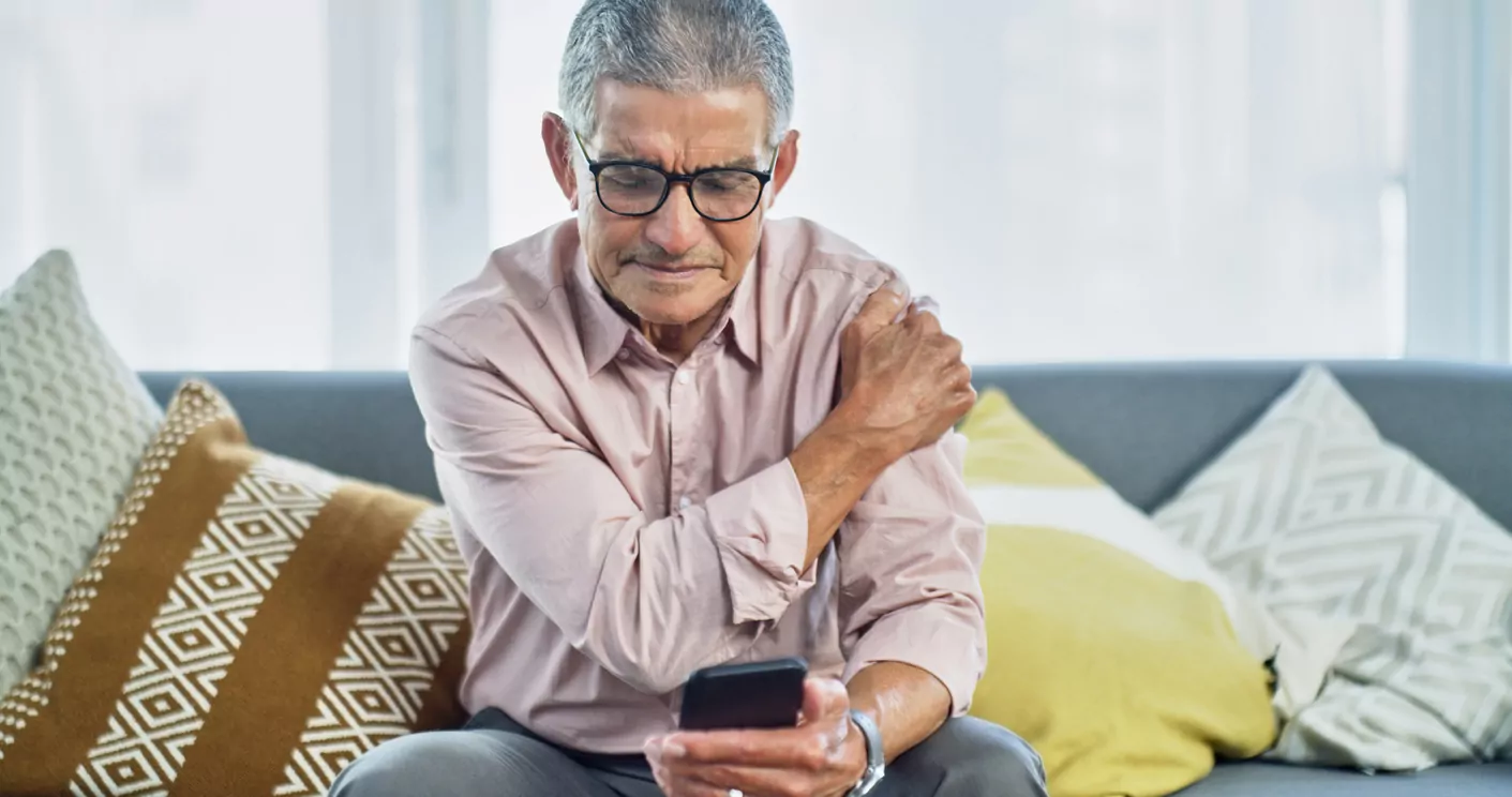 uomo che cerca online l'autodiagnosi del dolore